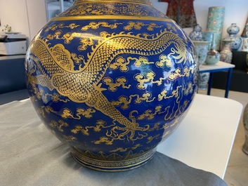 Un grand vase bouteille en porcelaine de Chine bleu monochrome &agrave; d&eacute;cor dor&eacute; de dragons et ph&eacute;nix, marque et &eacute;poque de Guangxu